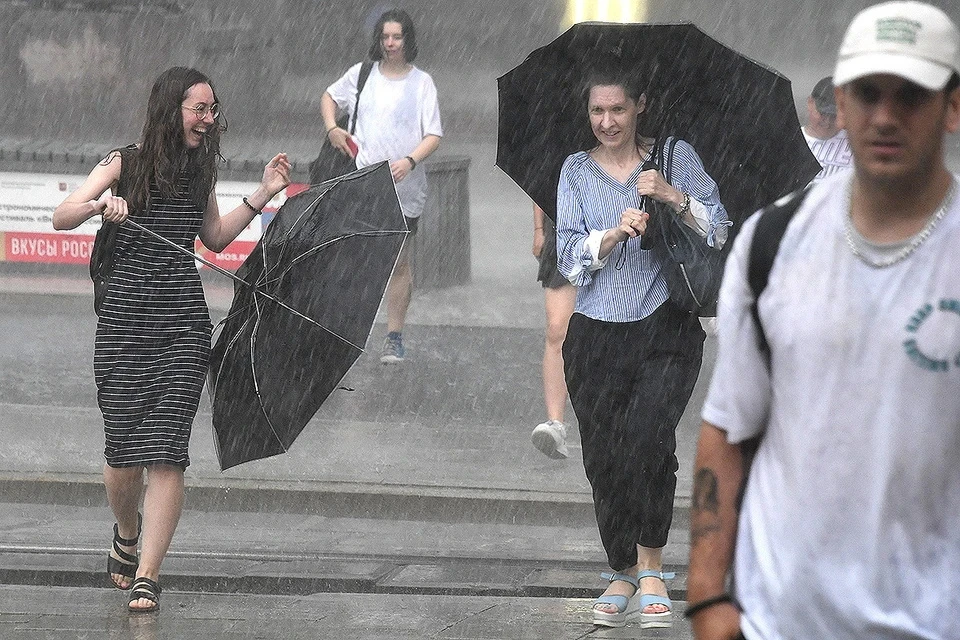 В столице начался ливень, горожан просят оставаться дома во время непогода