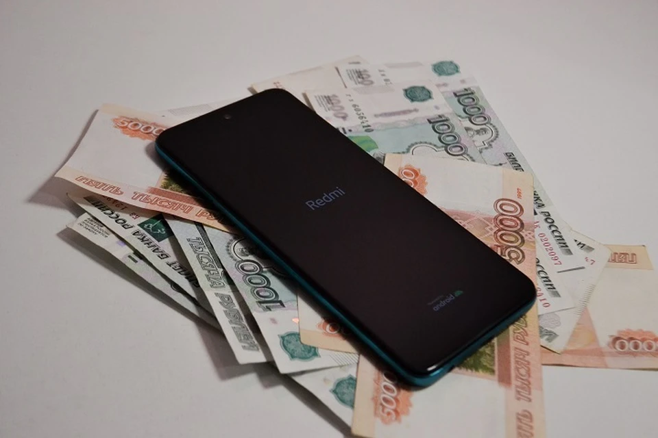 Знакомый украл банковскую карту и телефон у пенсионерки в Хабаровском крае