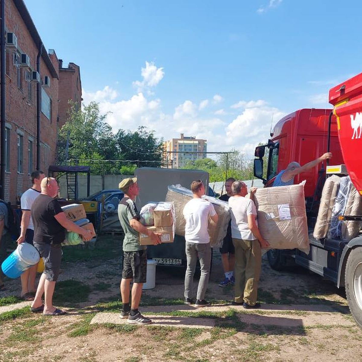 Энгельсское «Боевое Братство» вновь отправилось в зону СВО для доставки  гуманитарной помощи - KP.RU