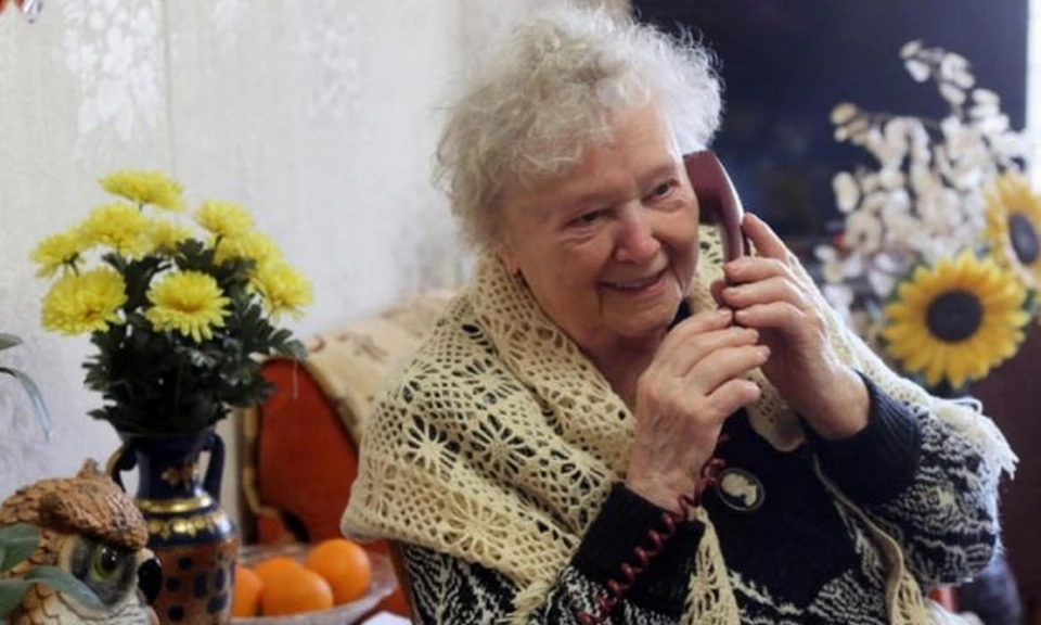 Общение пенсионеров по стационарному телефону нынче стоит дорого. Фото: соцсети