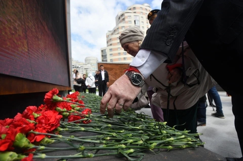 Жители Магадана возложили цветы в память о погибших во время войны