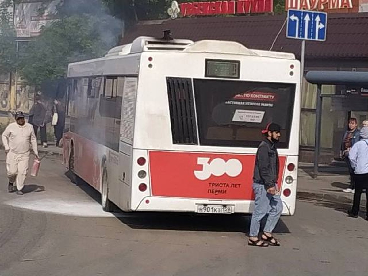 В Перми на площади Восстания загорелся пассажирский автобус - KP.RU