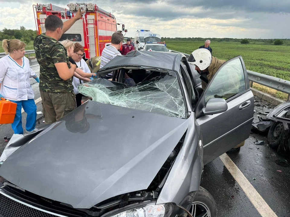 Водитель одной из машин не справился с управлением и выехал на встречную полосу