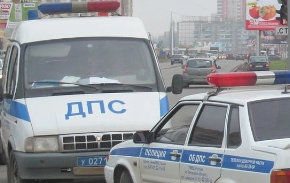 Одна из легковушек выехала на встречку, что и привело к трагедии.