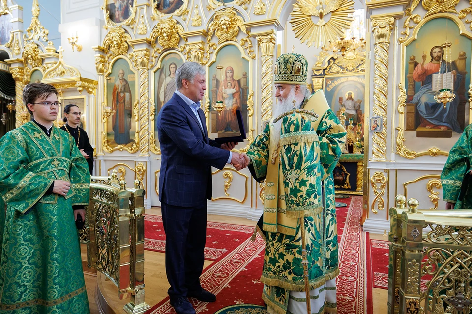 Русских наградил митрополита Лонгина в День Святой Троицы. ФОТО: Симбирская митрополия