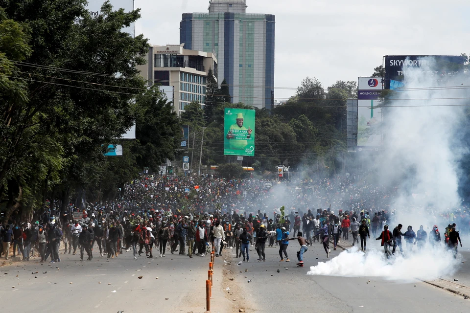 Citizen TV: Протестующие в Кении прорвались в парламент, в здании пожар