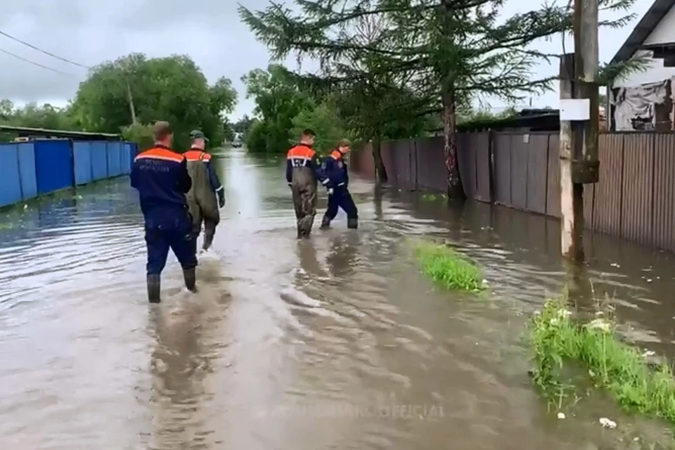 Спасатели помогают людям в пострадавших городах и селах. Фото: принтскрин с видео @kozhemiakoofficial