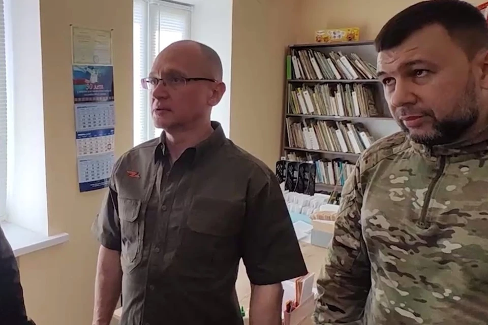 Денис Пушилин и Сергей Кириенко посетили Сартанскую библиотеку ДНР. Фото: ТГ/Пушилин