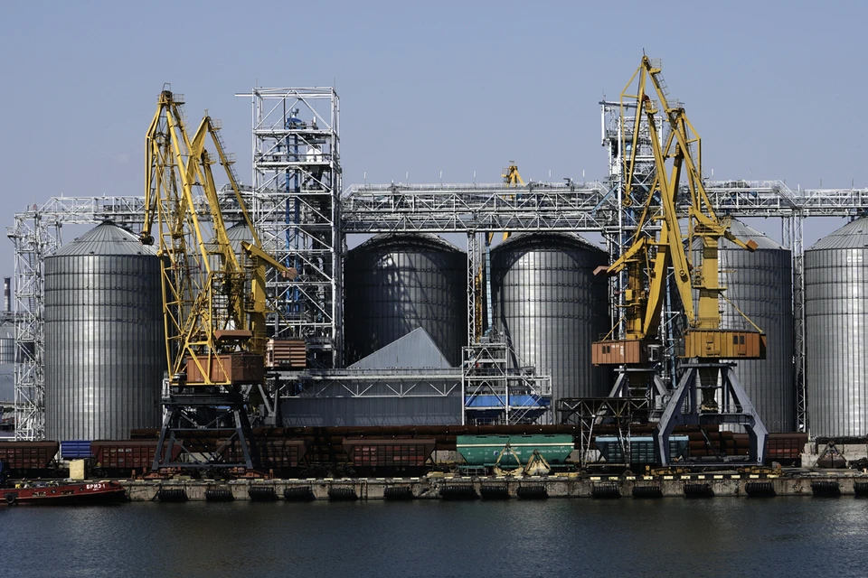 Что следует делать в этой связи нам? Разрушить портовую инфраструктуру Украины по всему черноморскому побережью