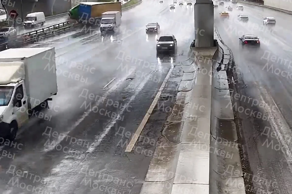Фура на полной скорости влетела в отбойник на внутренней стороне МКАД