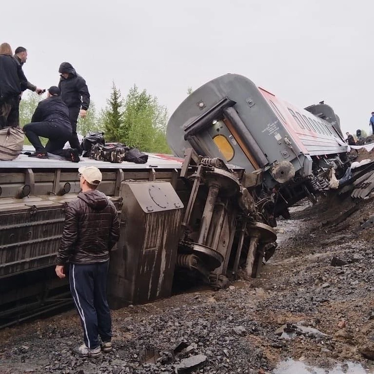 Уйба: Пострадавшие при сходе поезда Воркута – Новороссийск находятся в  тяжёлом состоянии - KP.RU