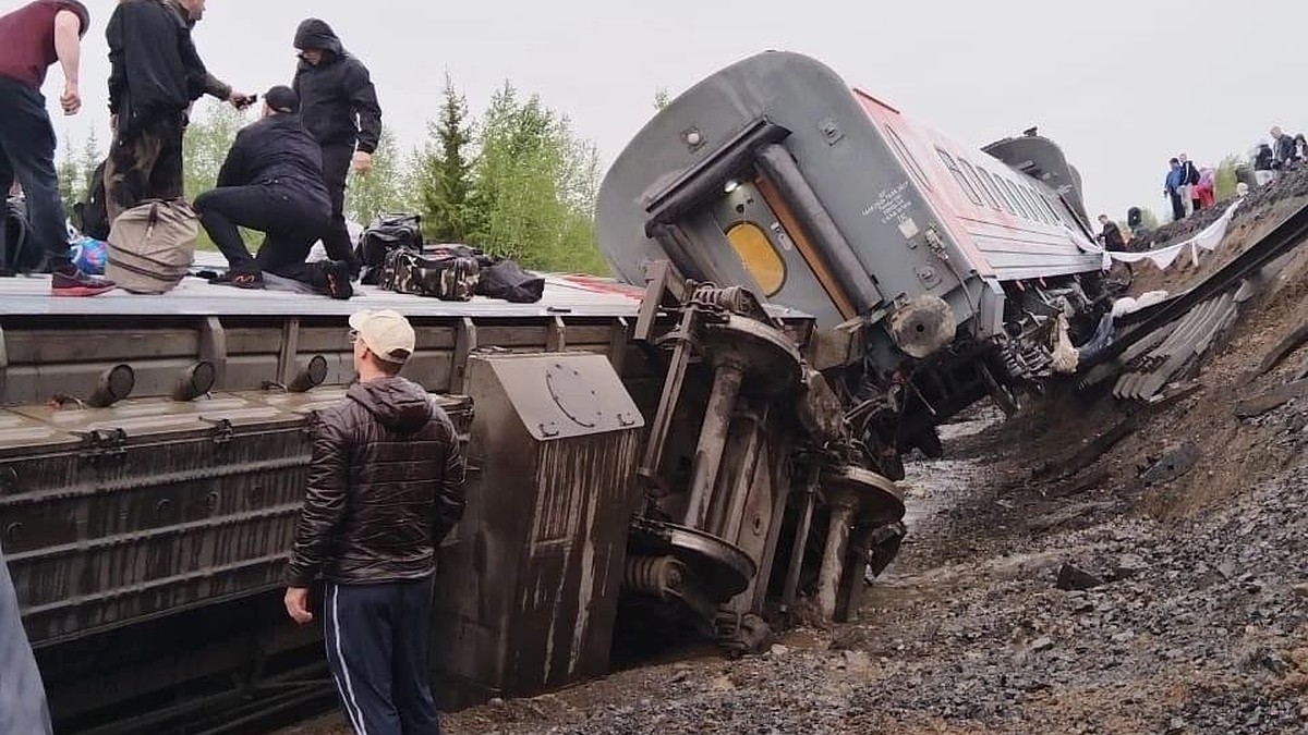 Уйба: Пострадавшие при сходе поезда Воркута – Новороссийск находятся в  тяжёлом состоянии - KP.RU