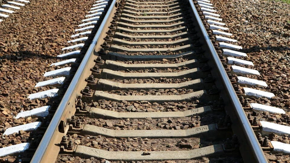 Тела двух человек нашли на месте схода пассажирского поезда в Коми