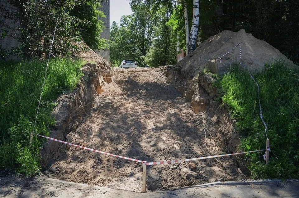 В Рыбинске на улице Фурманова делают бетонную лестницу.