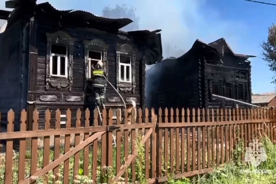 Шесть домов сгорели в деревне Борисовское Ростовского района.