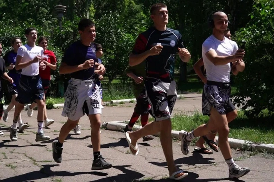 В забеге участвовали более 40 представителей молодежной команды из семи городов ДНР. Фото: скриншот с видео Молодежного крыла НФ в ДНР