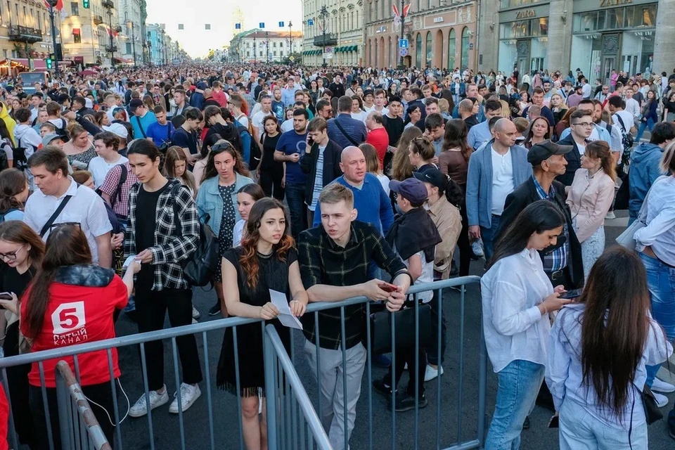 Школьники начали собираться на Невском проспекте.