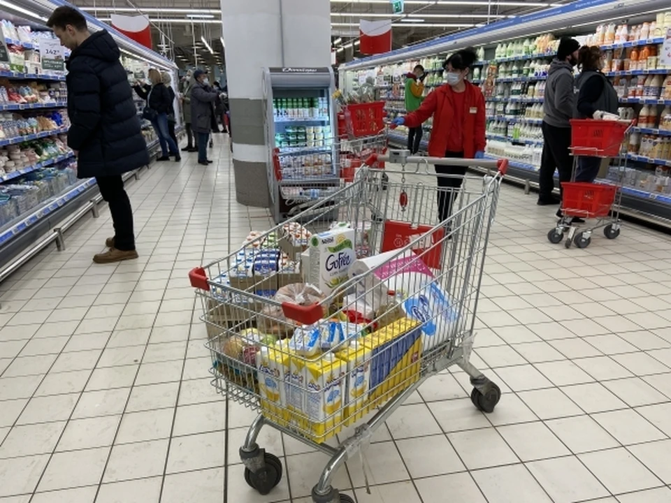 Мужчина запускал продуктовую тележку в машины в Канавинском районе