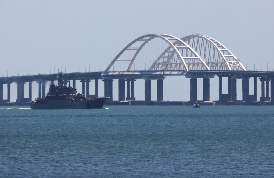 На Крымском мосту временно перекрыто движение автомобилей.