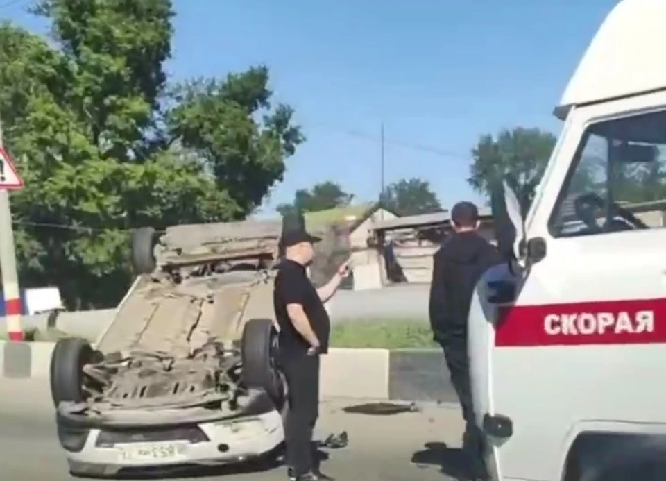 В Ульяновске на Московском шоссе столкнулись два автомобиля, один из них перевернулся. Фото Треш Ульяновск