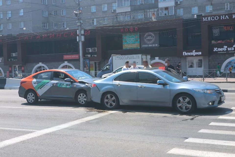 Водитель каршеринга ушел с места ДТП и вернулся с автокомиссаром.