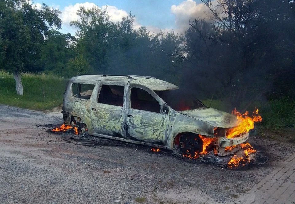 В результате атак ВСУ сгорело несколько автомобилей.