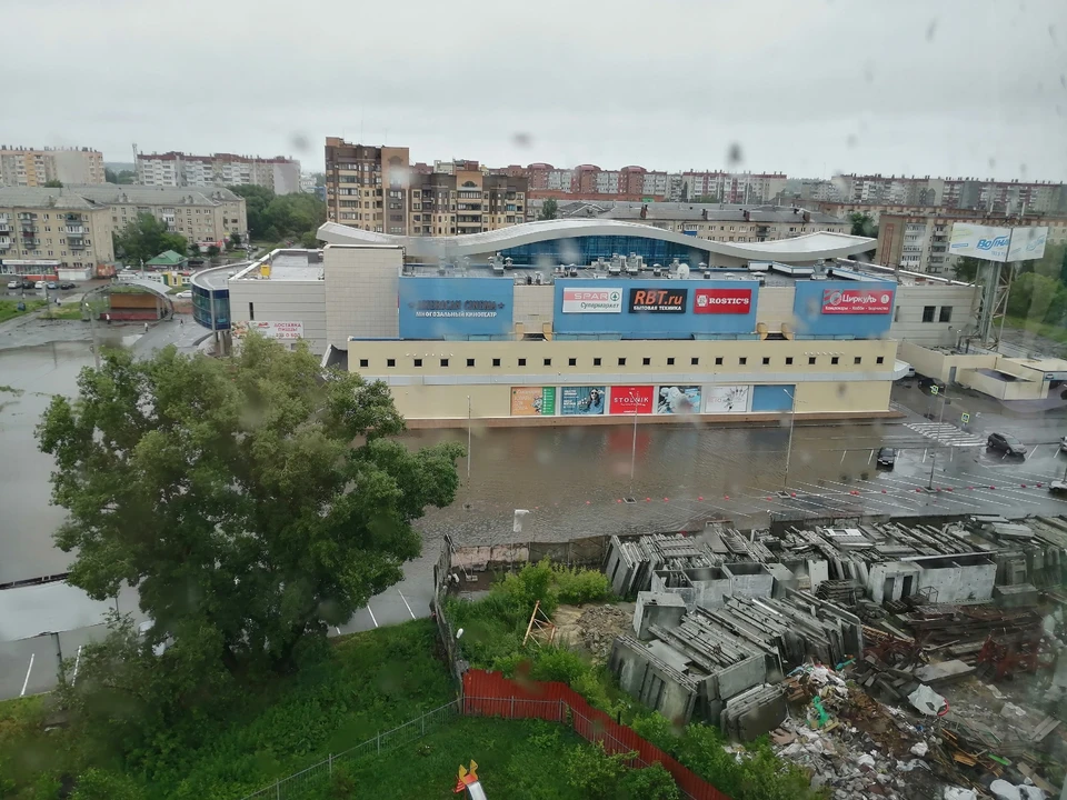 Затоплена парковка у ТРК Слава. Фото: Вадим Брусиловский/vk.com