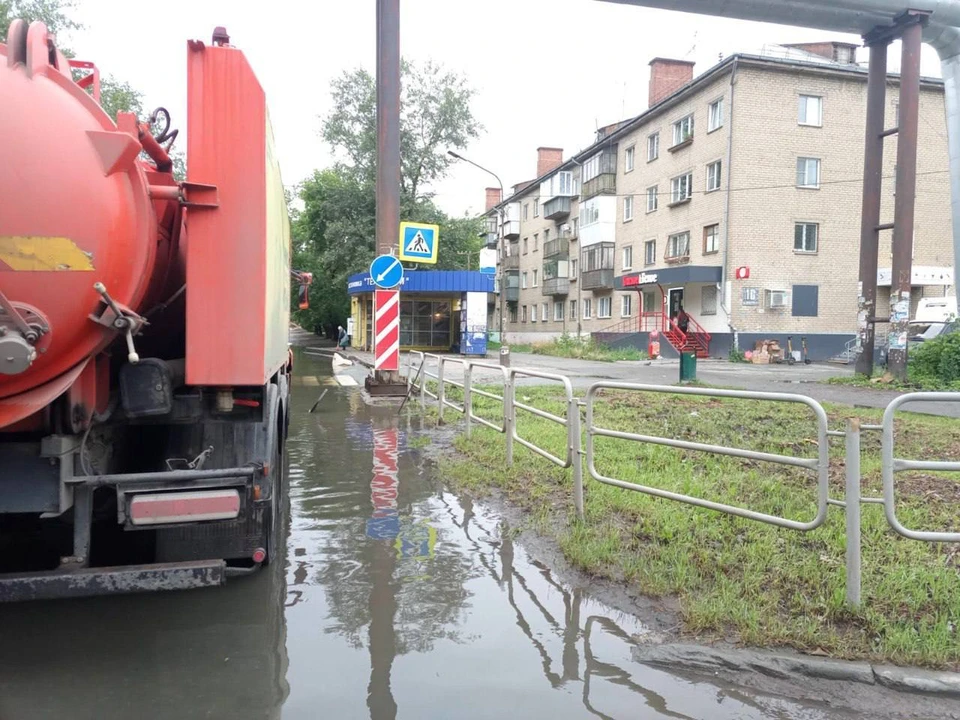 Воду с подтопленных участков убирают. Фото: администрация Челябинска