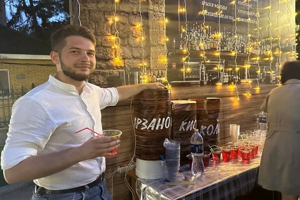 Фирменные коктейли на нарзане пробовали гости курорта. Фото: t.me/moiseev_eugene