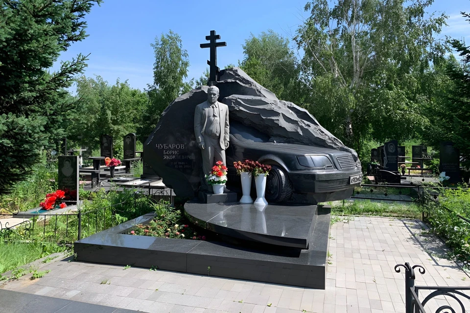 Гранитный памятник бизнесмену из 90-х Борису Чубарову выполнен в виде автомобиля «Мерседес»