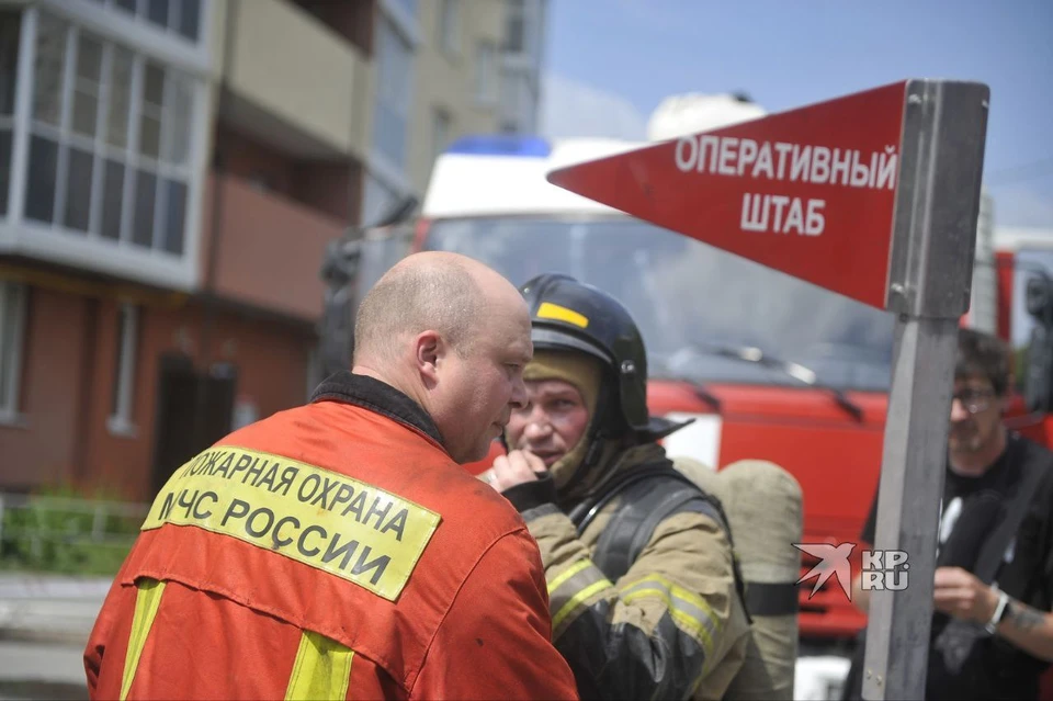 На месте пожара развернули оперативный штаб