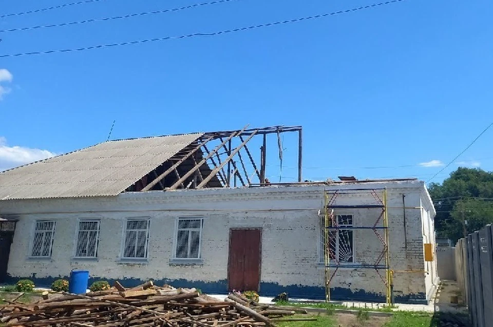 В спортивной школе Каменки-Днепровской в Запорожской области ведутся работы по демонтажу кровли. ФОТО: министерство спорта и туризма Запорожской области