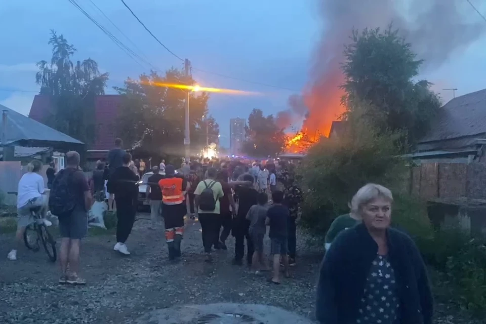 Провода искрят, все в дыму: публикуем фото и видео пожара на улице Пушкарева в Новосибирске. Фото: Ирина Волчкова
