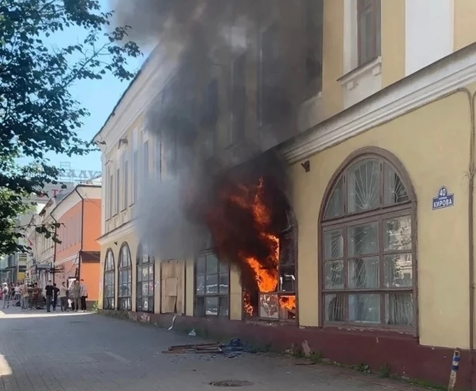 В Калуге снова загорелось здание бывшей скорой помощи