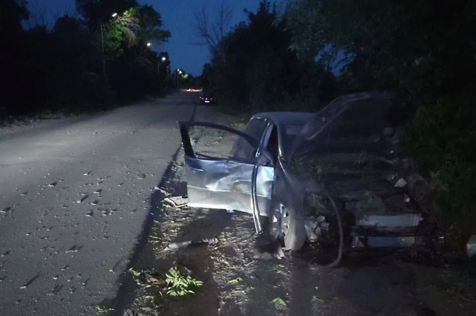 В Красном Луче 4 июля около 20:10 43-летний водитель автомобиля Volkswagen Golf на скорости не справился с управлением и врезался в дерево. Фото - ГАИ ЛНР
