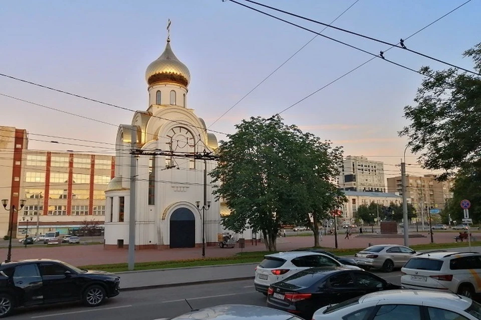 В хорошую погоду можно прогуляться по городу.
