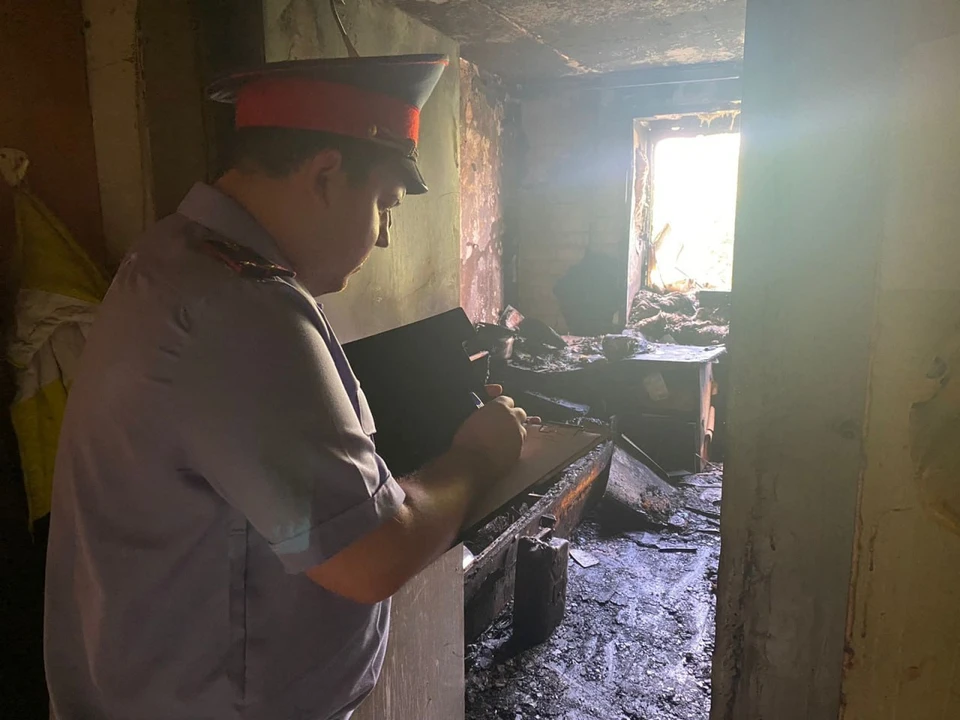 В Саратове скончался выпрыгнувший из окна горящей комнаты подросток (фото: СУ СКР)