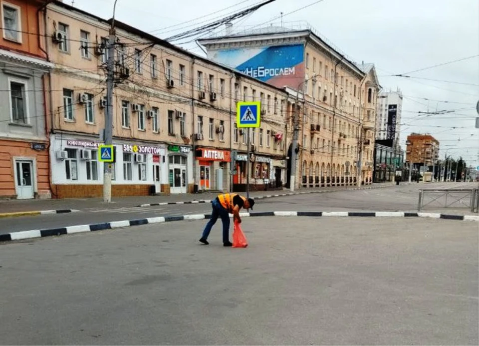 Тульские коммунальщики продолжают убирать город от мусора и смета