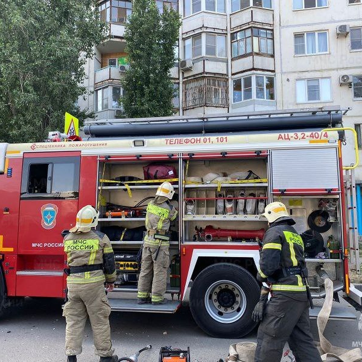 В Волгограде жильцам дома напротив насосной станции заменят выбитые стекла  - KP.RU