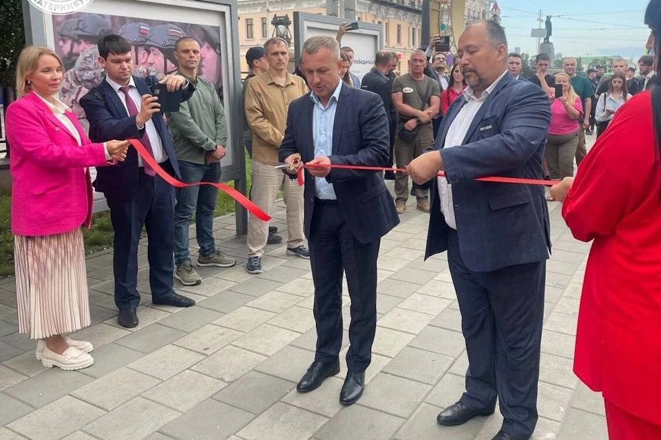 Херсонский «Лидер возрождения» Дмитрий Богомолов (справа) открыл фотовыставку в Екатеринбурге Фото: клуб «Эльбрус - Новороссия»