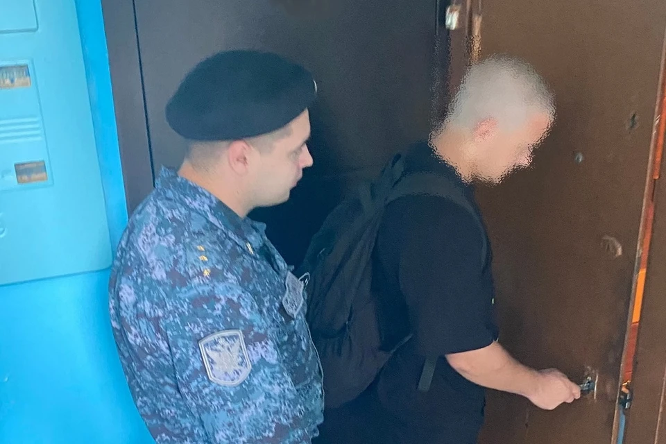 Приставы помогли новосибирцу зайти в квартиру, из которой его выгнал родственник. Фото: ГУФССП России по Новосибирской области.