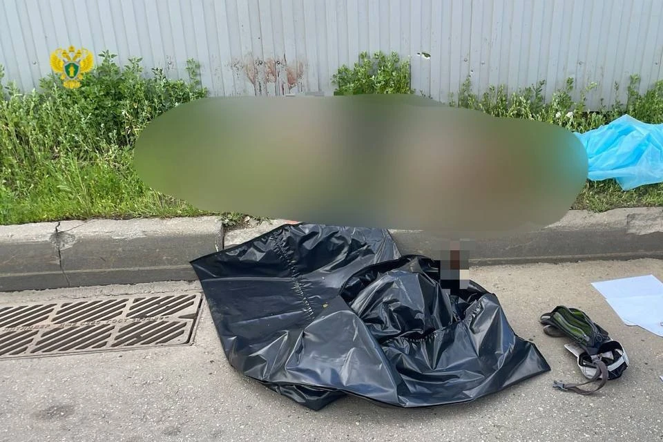 Злоумышленник подкараулил жертву возле жилого дома, а после открыл стрельбу