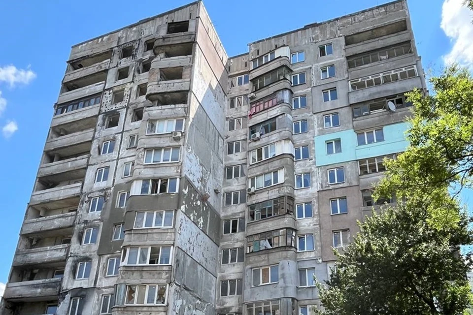 В Мариуполе на улице Азовстальская восстанавливают многоквартирный дом. Фото: РосКапСтрой