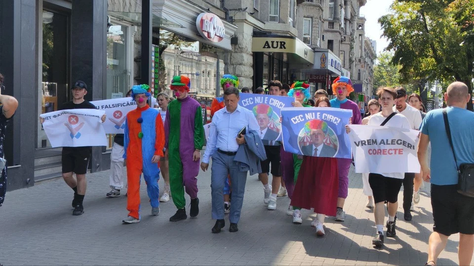 Блок ПОБЕДА организовала флэшмоб у здания ЦИК.