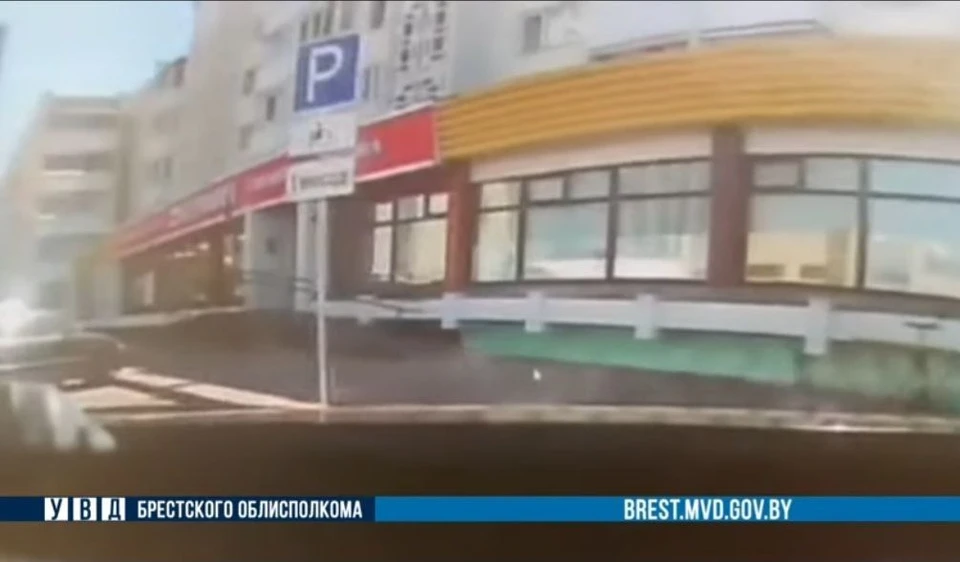 Женщина перепутала педали и наехала на коляску с ребенком в Барановичах. Фото: УВД Брестского облисполкома.