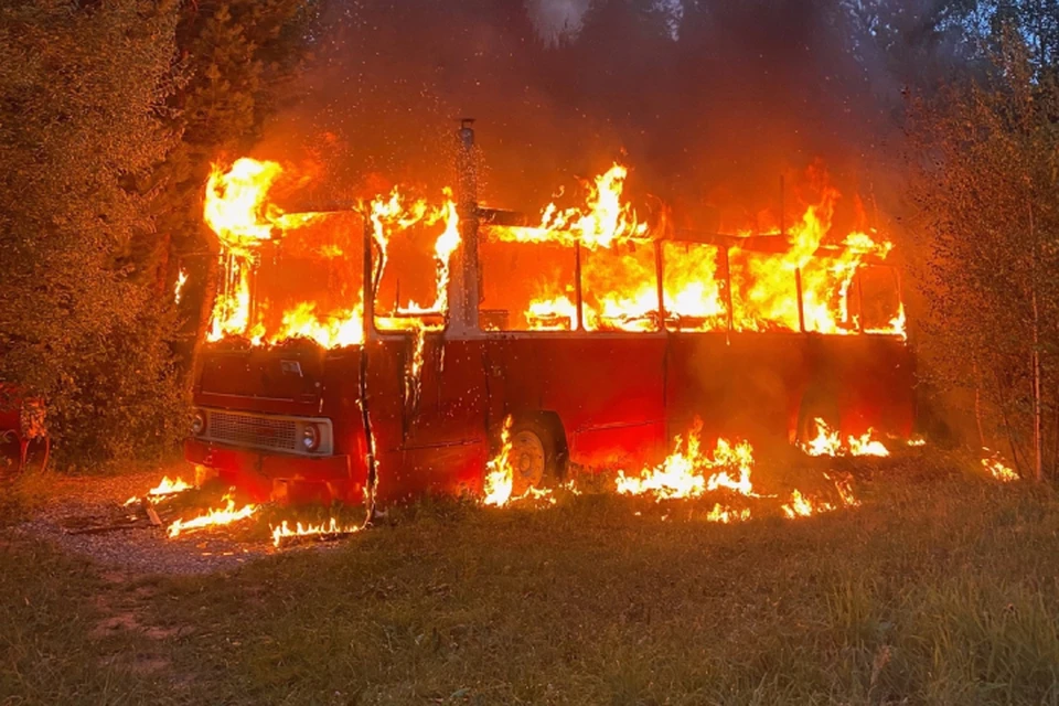 Пожар произошел в результате несчастного случая. Фото: vk.com/bus_glamping