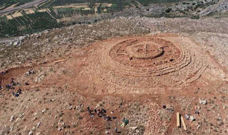 Руины лабиринта, обнаруженные на холме Папура примерно в 50 километрах от Ираклиона – столицы Крита.
