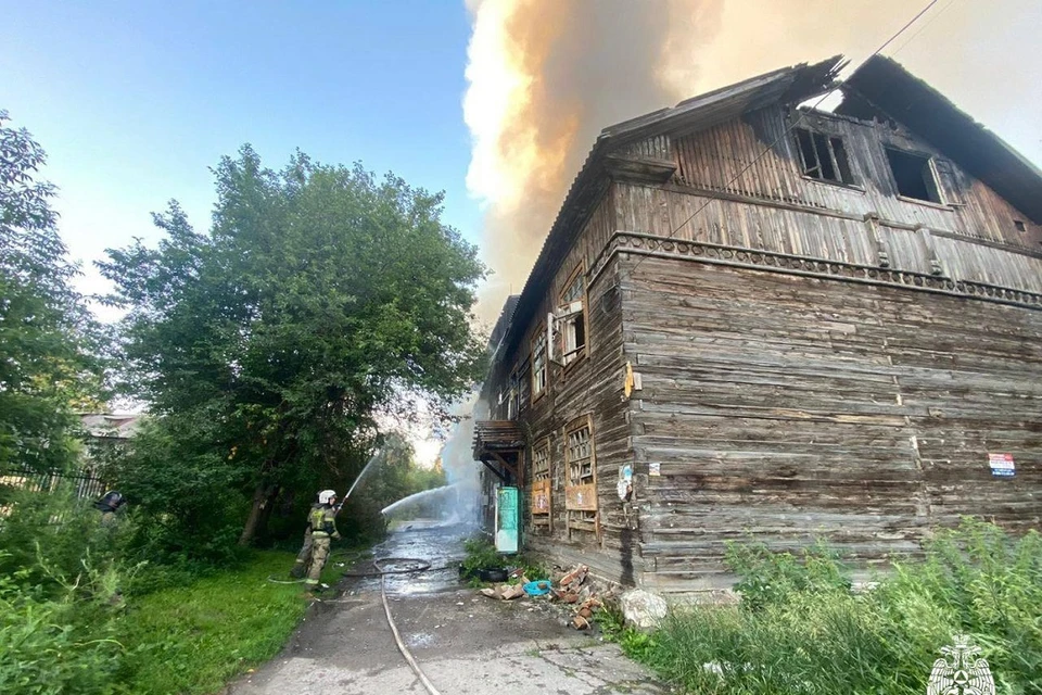 Расселенный барак вспыхнул в Ленинском районе Новосибирска. Фото: ГУ МЧС по НСО.
