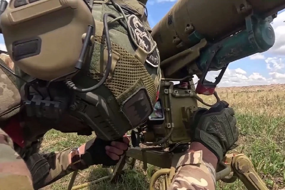 Военнослужащие ударили по тяжелой бронетехнике боевиков киевского режима в районе Работино на Ореховском направлении. ФОТО: скриншот из видео минобороны РФ