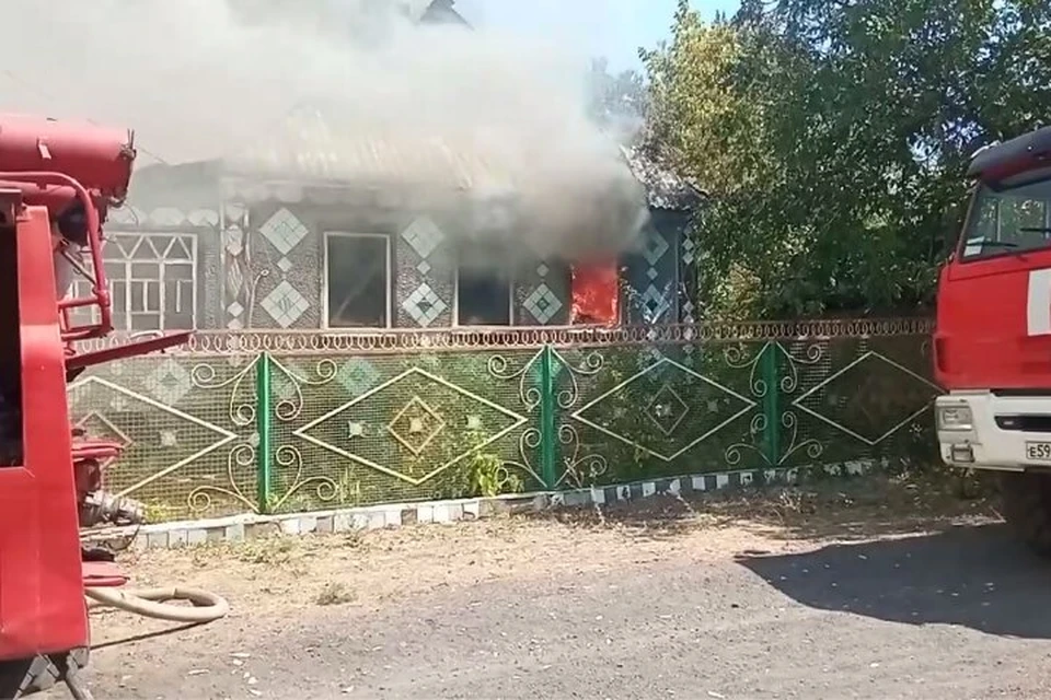 Дознаватели МЧС России устанавливают причину пожара. ФОТО: МЧС ЛНР (скриншот)